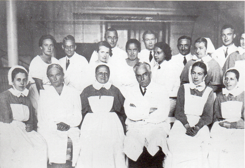 historisches Foto vom Team der hautklinik mit Ärzten und Schwestern