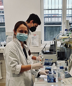 Zwei junge Mediziner mit Mundschutz im labor, Hautklinik rostock