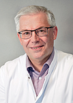 Mann mit grauen kurzen Haaren und Brille im Kittel, Hautarzt Hautklinik rostock