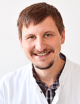 junger Arzt mit Bart, Allergologe der Hautklinik Unimedizin Rostock 