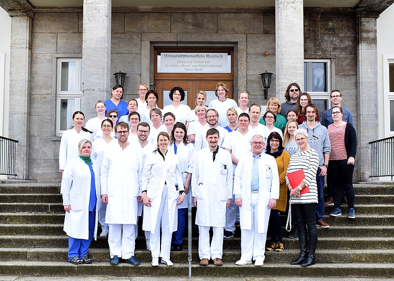 Gruppe von Ärzten auf einer Treppe, Hautklinik Unimedizin Rostock 