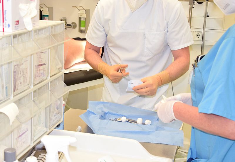 Zwei Pflegekräfte bereiten Verbandsmaterial zu, Hautklinik Unimedizin Rostock 