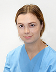 junge Frau in Dienstkleidung, Hautklinik Unimedizin Rostock 