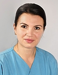 Junge Frau mit blauem Kasack, Hautklinik rostock