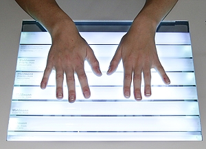 Zwei Hände liegen auf einem Lichtkasten, dermatologie rostock