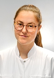 Frau mit weißem Kittel, Brille und blondem Zopf, Hautklinik Rostock