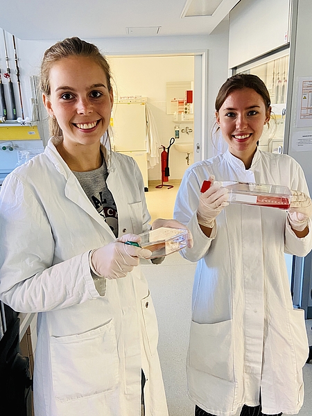 Zwei junge Frau im weißen Kittel im Labor, Hautklinik rostock