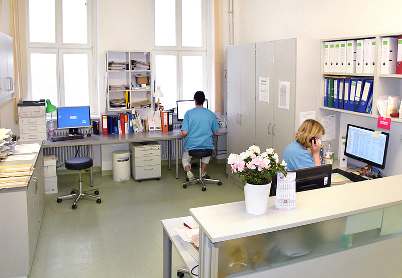 Blick in ein Schwesternzimmer, zwei Krankenschwestern arbeiten am Computer, Hautklinik Unimedizin Rostock 