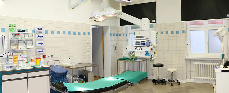 Leerer Operationssaal mit grünem Tuch, hautarzt rostock