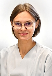 Frau mit kinnlangen Haaren und Brille, Hautklinik Rostock