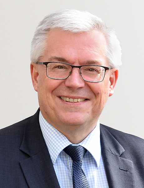 Mann mit Brille und weißen Haaren im Anzug, Direktor der Hautklinik Rostock