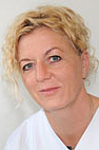 Frau mit blonden Locken in weißer Dienstkleidung, Hautklinik Unimedizin Rostock 