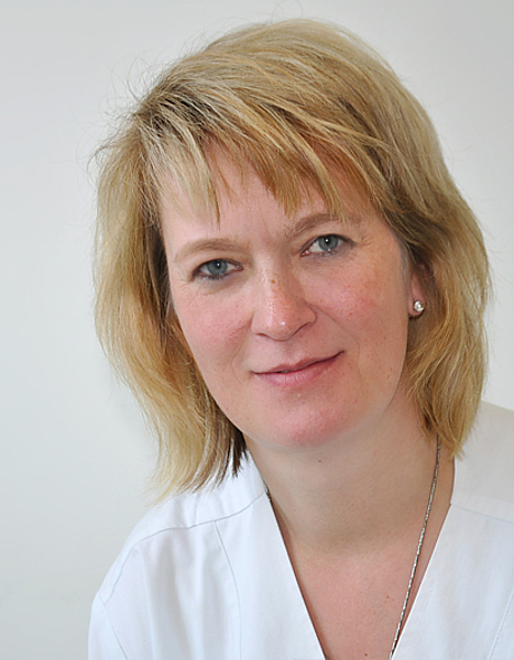 Porträt blonde Frau in Dienstkleidung, Hautklinik Unimedizin Rostock 